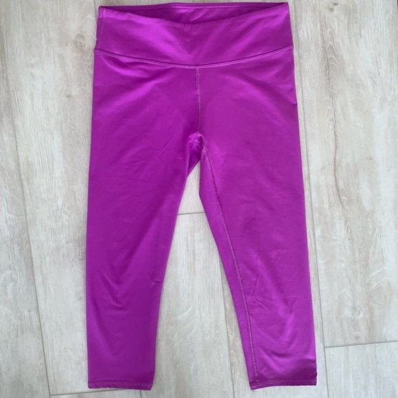 Fabletics Leggings Size Small Fuchsia Pink Magenta Crop Soft Brushed Capris - Picture 3 of 9